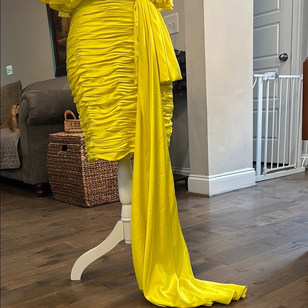 Mac Duggal Yellow Cocktail Mini Dress with Ruched Plunge Neckline - Picture 2 of 7